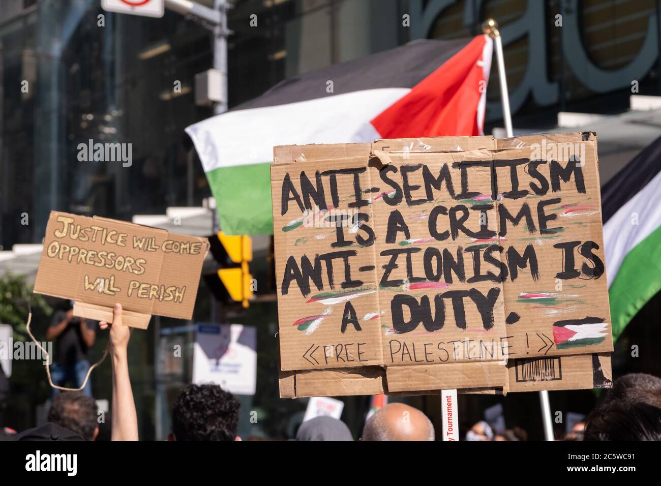 Demonstranten verurteilen Israel zur Unterstützung Palästinas beim "Tag der Wut"-Protest in Toronto, Ontario. Stockfoto