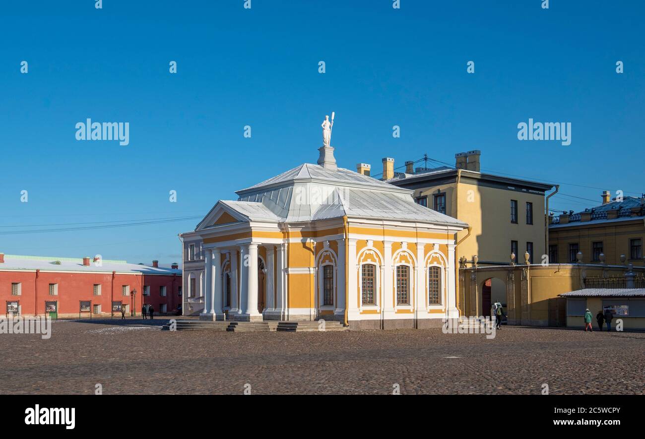 Orthodoxe Peter-und-Paul-Kathedrale in der Peter-und-Paul-Festung in St. Petersburg, Russland. Das Grab der russischen Kaiser der Romanow-Dynastie. Stockfoto