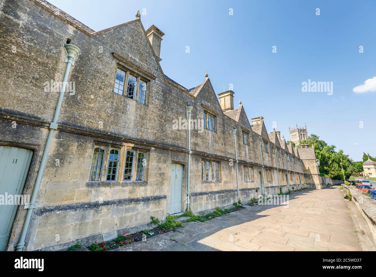 Eine Reihe historischer terrassenförmiger Almshäuser, die unter Denkmalschutz stehen, in der Church Street, Chipping Campden, einer kleinen Marktstadt in den Cotswolds in Gloucestershire Stockfoto