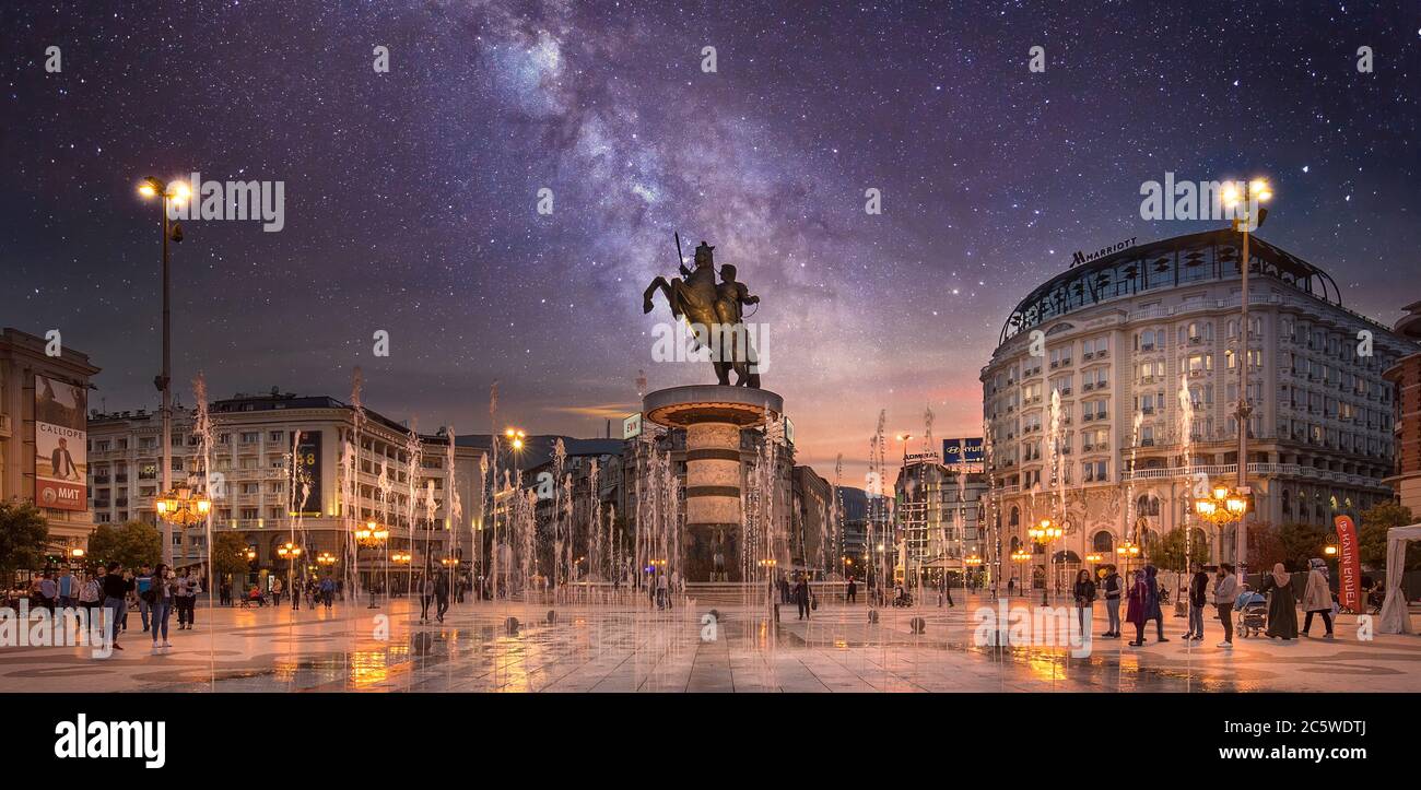 Skopje, Nordmakedonien. Denkmal von Alexander dem Großen Makedonski und falanga-Kriegern auf dem mazedonischen Platz bei Nacht. Stockfoto