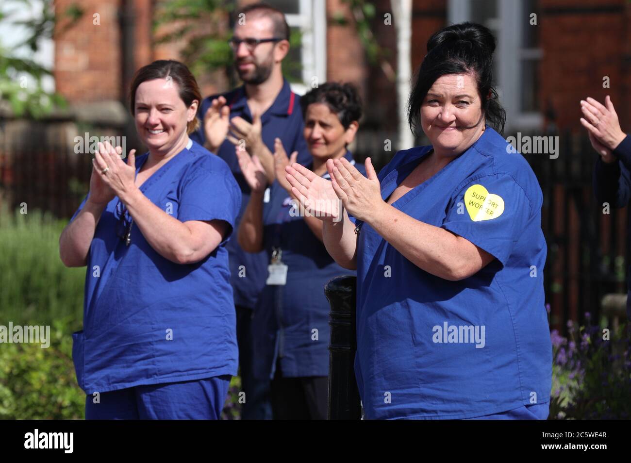 Winchester, Hampshire, Großbritannien. Juli 2020. Klatschen Sie für die Wertschätzung der Pfenden im Royal Hampshire County Hospital in Winchester, um den 72. Jahrestag des NHS zu feiern. Die Mitarbeiter des Krankenhauses nahmen am Applaus Teil, bevor sie dem NHS alles gute zum Geburtstag sangen. Credit Stuart Martin/Alamy Live News Stockfoto