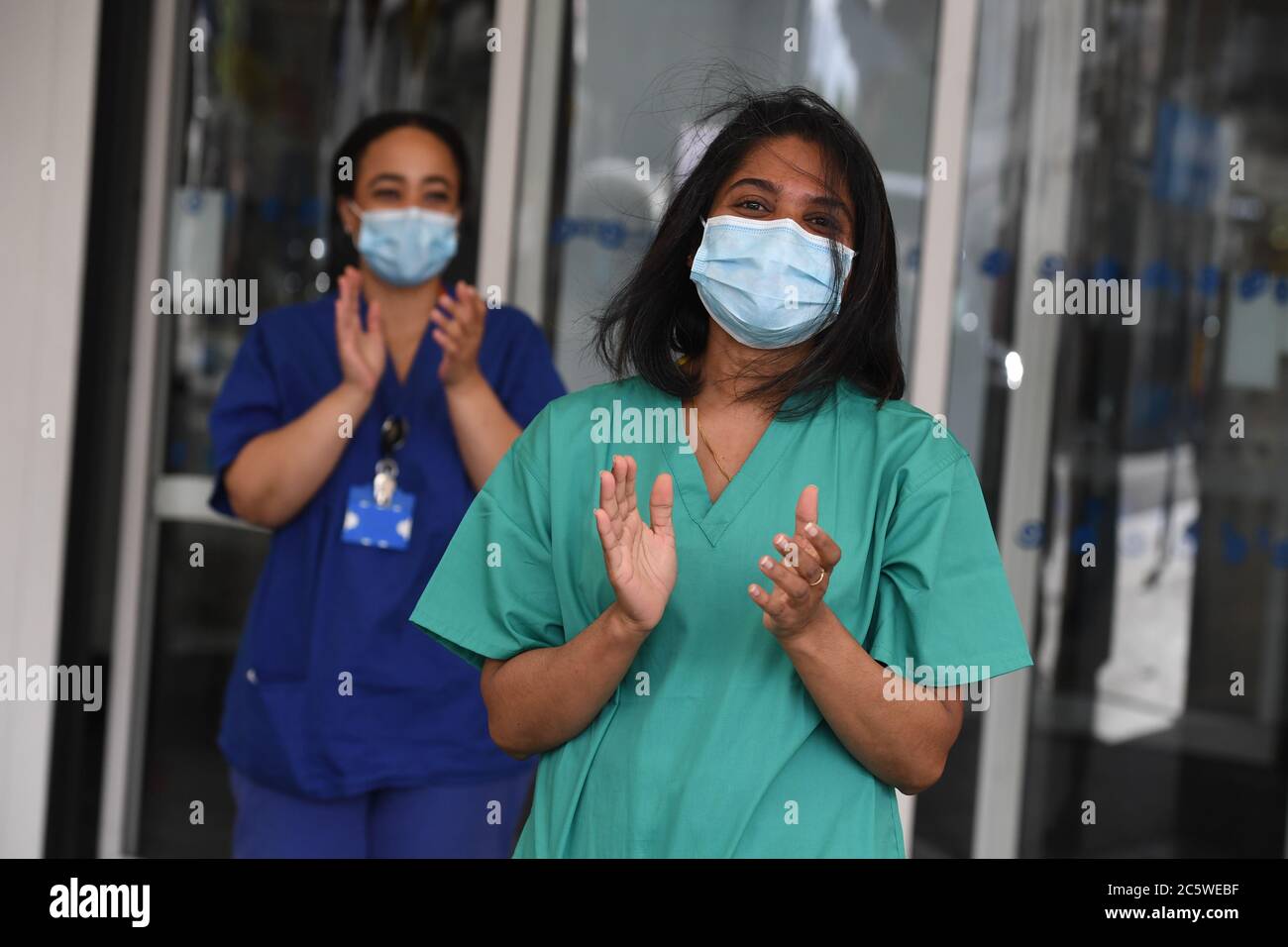 Im Rahmen der NHS-Geburtstagsfeiern NHS-Mitarbeiter außerhalb Chelsea und Westminster Hospital in London, nehmen Sie an der Pause für Applaus, um den 72. Geburtstag des NHS zu begrüßen. Stockfoto