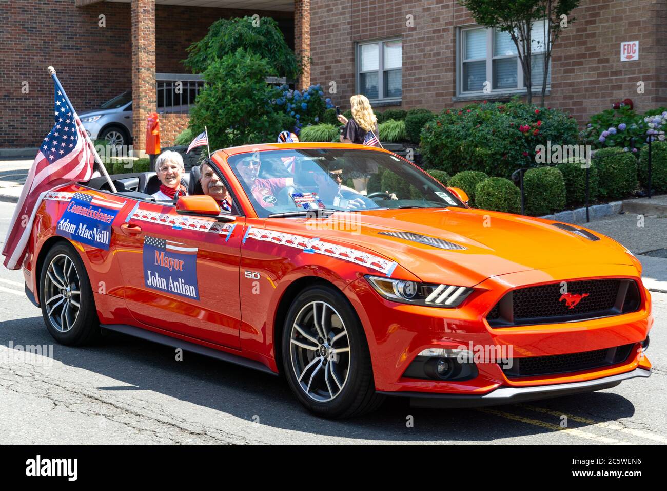 Juli vierte Fahrzeug Parade in Ridgefield Park- Bürgermeister John Anlian und Kommissar Adam MacNeil in Red Ford Mustang Stockfoto