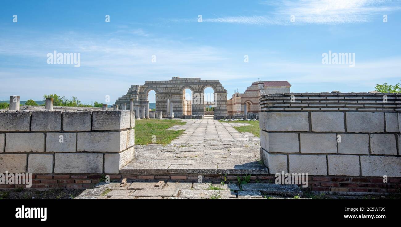 Pliska, Bulgarien und die Ruinen der Großen Basilika - größte christliche Kathedrale im mittelalterlichen Europa. Die Hauptstadt des ersten bulgarischen Reiches Stockfoto