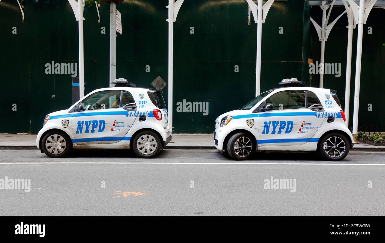 Zwei Smart fortwo NYPD Traffic Enforcement Mini Smart Autos auf einer Straße in New York geparkt Stockfoto