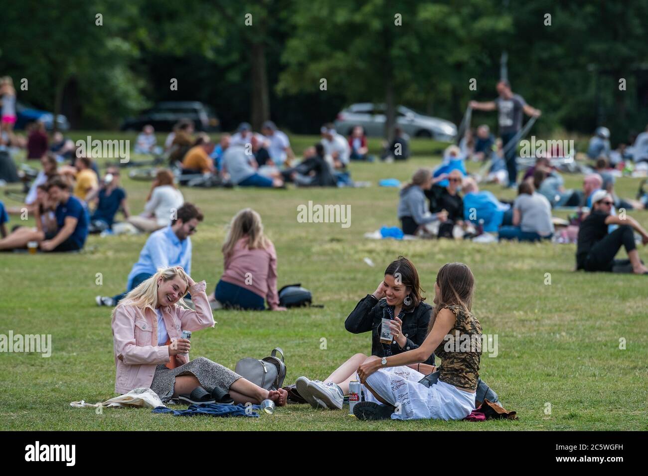 London, Großbritannien. Juli 2020. Klatschen für unsere Pfuster, scheint auf Wandsworth Common vergessen, da das Leben trinken, Eis trinken und in der Sonne entspannen fast unverändert um 5 Uhr weitergeht - das sollte ein besonderer Dank an NHS und andere Schlüsselarbeiter und Pfuster sein. Die Lockerung der "Lockdown" in London weiter - Coronavirus (Covid 19) Ausbruch in London. Kredit: Guy Bell/Alamy Live Nachrichten Stockfoto