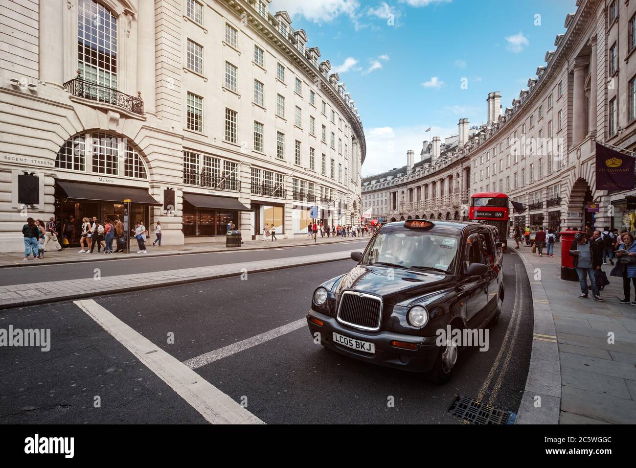 Typisches Londoner Taxi und Doppeldeckerbus an der berühmten Regent Street im Zentrum von London Stockfoto
