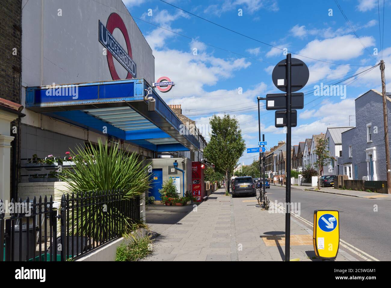 Eingang zur U-Bahnstation Arsenal in Gillespie Road, Highbury, North London, Großbritannien Stockfoto