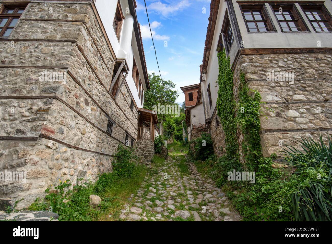 Alte bulgarische Häuser in Melnik, Bulgarien, die kleinste bulgarische Stadt im Frühjahr. Stockfoto