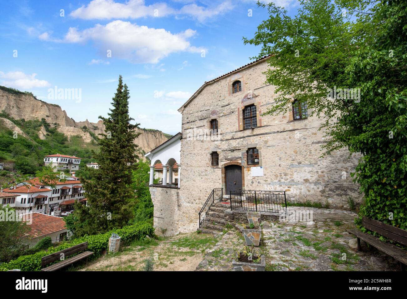 Melnik, Bulgarien. Traditionelle alte bulgarische Kirche und Häuser in Melnik, der kleinsten bulgarischen Stadt im Frühling. Kirche des Wundertäters Nikolaus Stockfoto