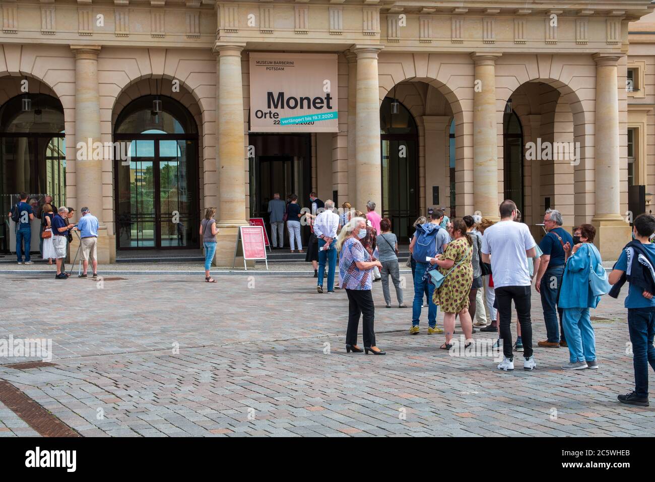 Potsdam, 04 2020. Juli: Menschen einige von ihnen, die Masken tragen, warten während der Coronavirus-Pandemie in der Schlange auf das Barberini Museum. Stockfoto