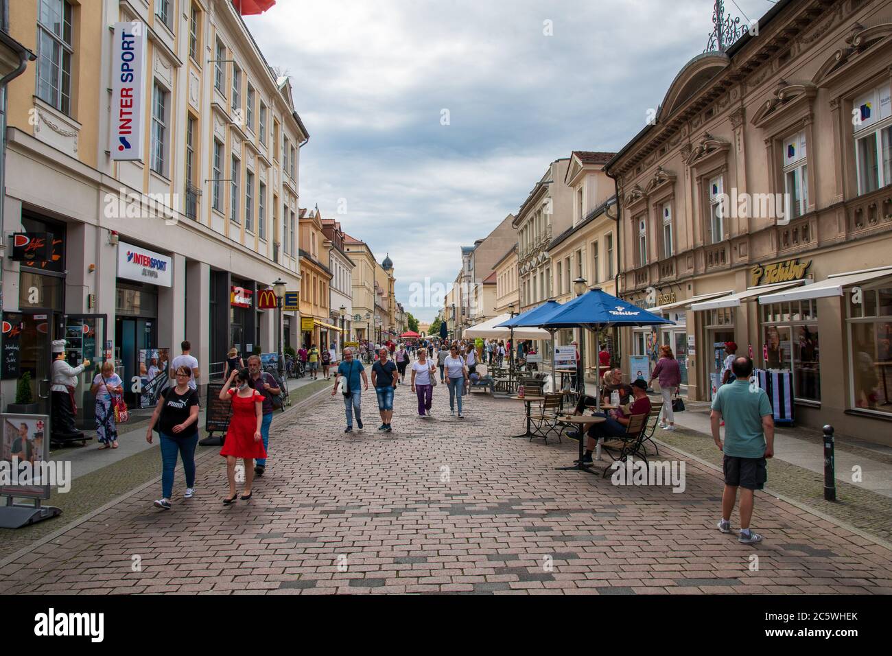 Potsdam, 4. Juli 2020: Touristen genießen die Brandenburger Straße während der Coronavirus-Pandemie Stockfoto