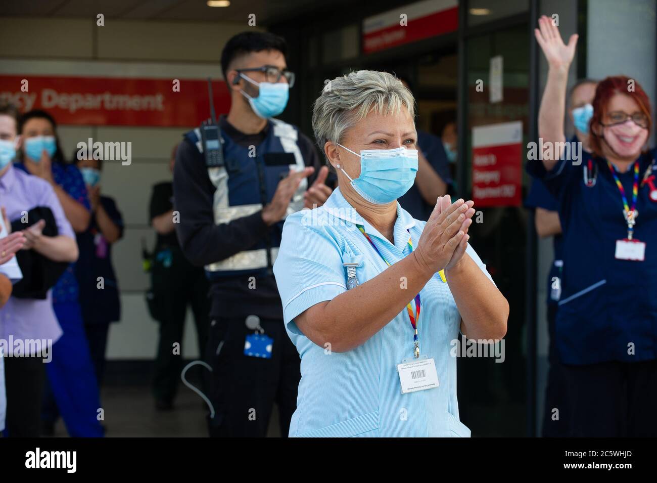 Slough, Berkshire, Großbritannien. Juli 2020. Mitarbeiter des Wexham Park Hospital nahmen an diesem Abend am Clap für den NHS Teil, um den 72. Jahrestag des NHS zu feiern. Die Mitarbeiter des Wexham Park, Teil des NHS Frimley Health Foundation Trust, haben sich um Patienten mit Coronavirus Covid-19-Symptomen gekümmert. Quelle: Maureen McLean/Alamy Live News Stockfoto