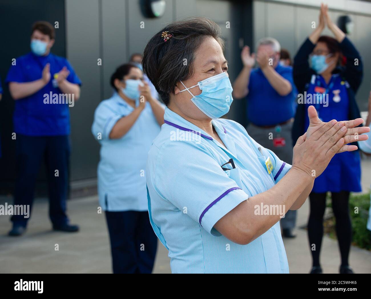 Slough, Berkshire, Großbritannien. Juli 2020. Mitarbeiter des Wexham Park Hospital nahmen an diesem Abend am Clap für den NHS Teil, um den 72. Jahrestag des NHS zu feiern. Die Mitarbeiter des Wexham Park, Teil des NHS Frimley Health Foundation Trust, haben sich um Patienten mit Coronavirus Covid-19-Symptomen gekümmert. Quelle: Maureen McLean/Alamy Live News Stockfoto