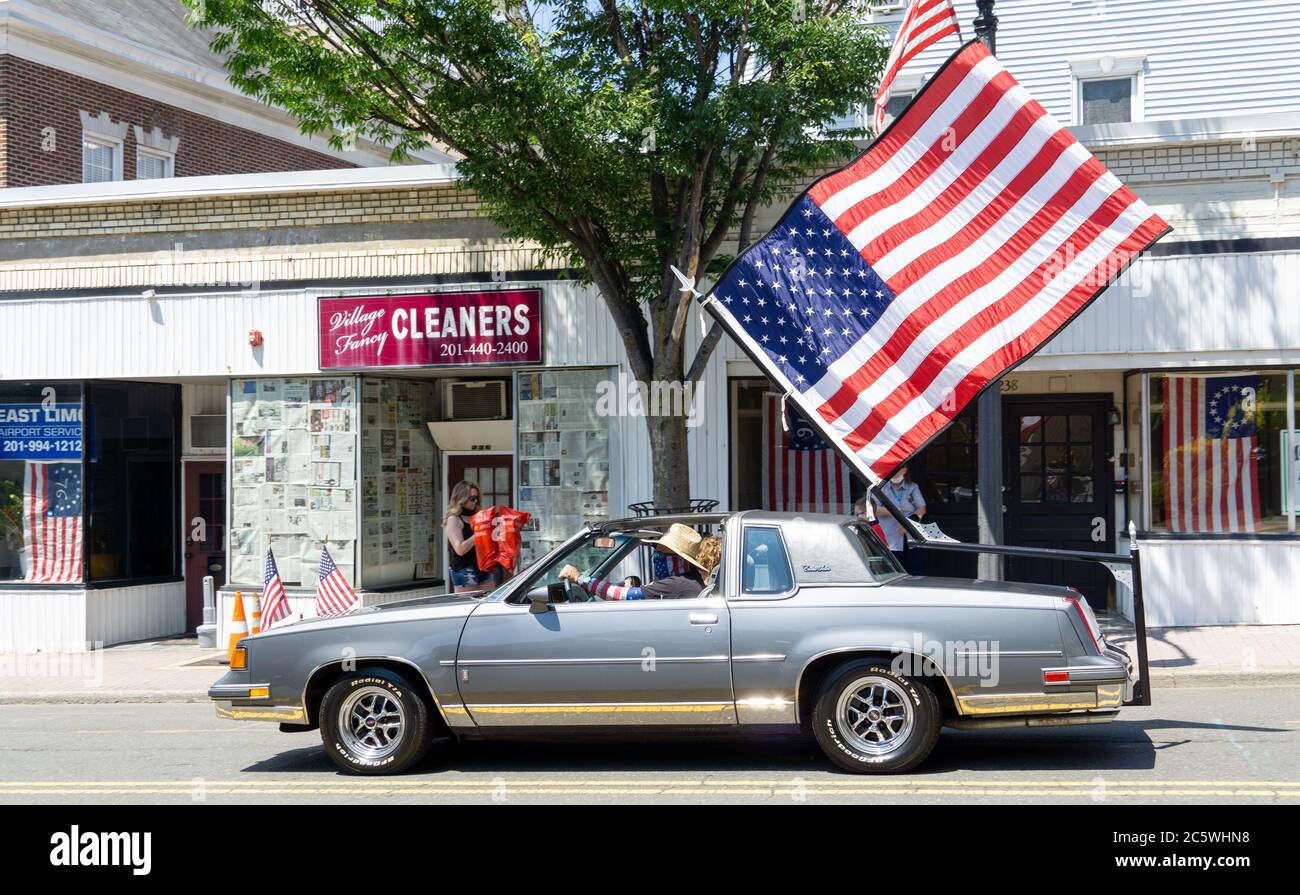 4. Juli Parade Fahrzeuge nur in Ridgefield Park, NJ - Fahrzeug mit großer amerikanischer Flagge Stockfoto