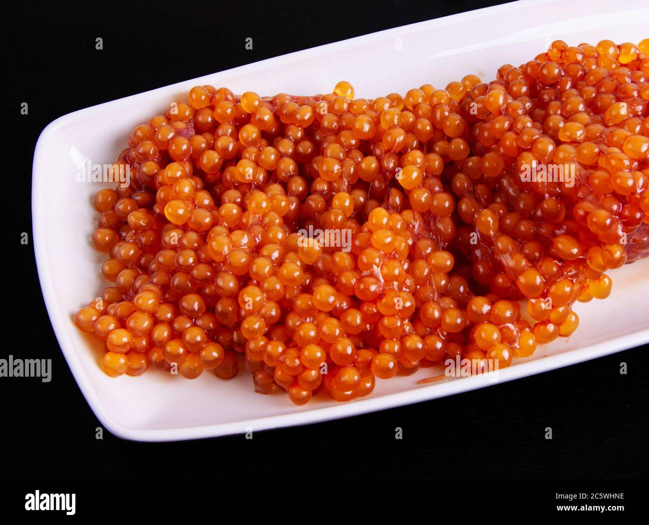 Rohe Lachsrohe mit Membranen für die Aushärtung vorbereitet. Stockfoto