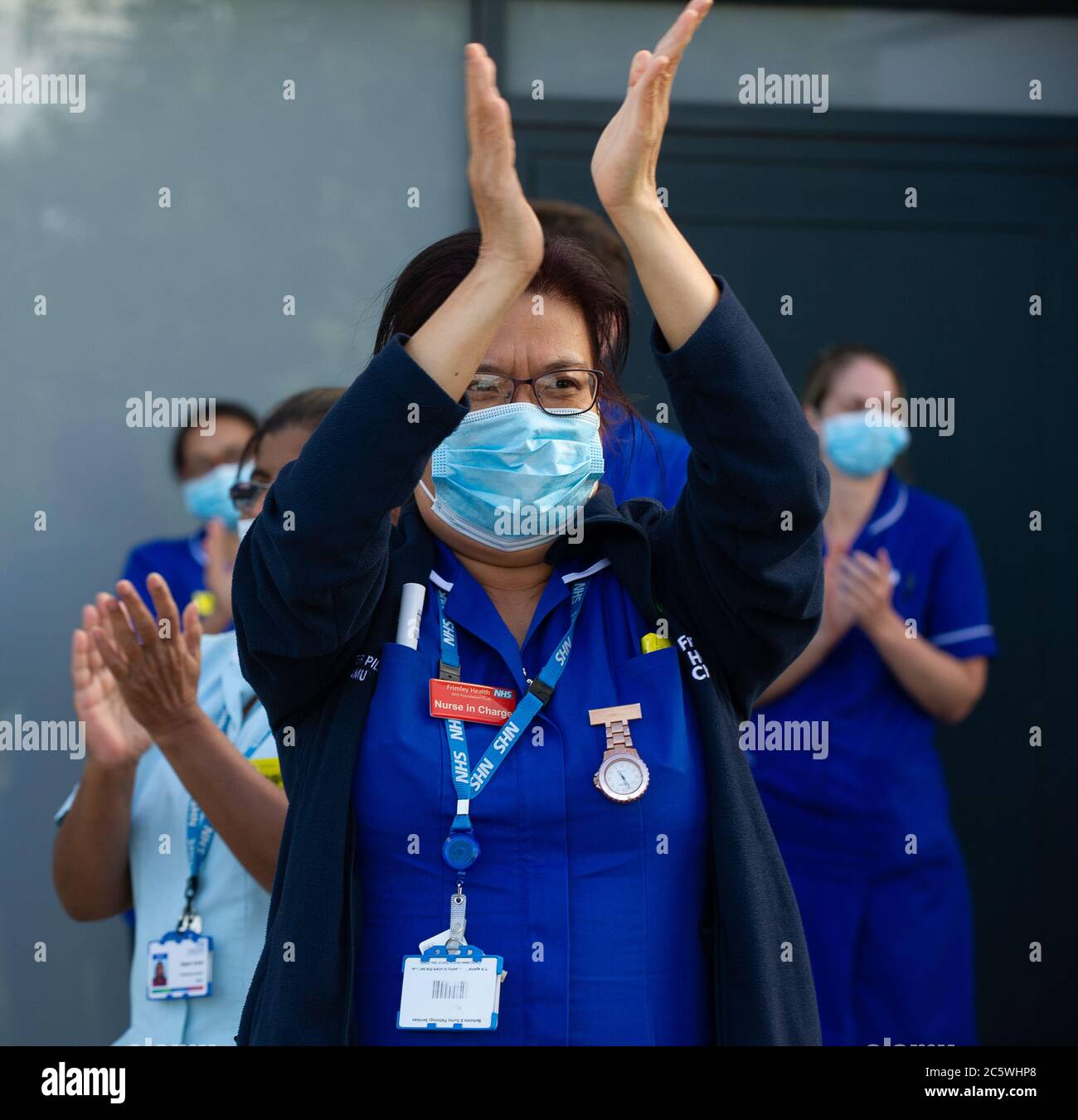 Slough, Berkshire, Großbritannien. Juli 2020. Mitarbeiter des Wexham Park Hospital nahmen an diesem Abend am Clap für den NHS Teil, um den 72. Jahrestag des NHS zu feiern. Die Mitarbeiter des Wexham Park, Teil des NHS Frimley Health Foundation Trust, haben sich um Patienten mit Coronavirus Covid-19-Symptomen gekümmert. Quelle: Maureen McLean/Alamy Live News Stockfoto