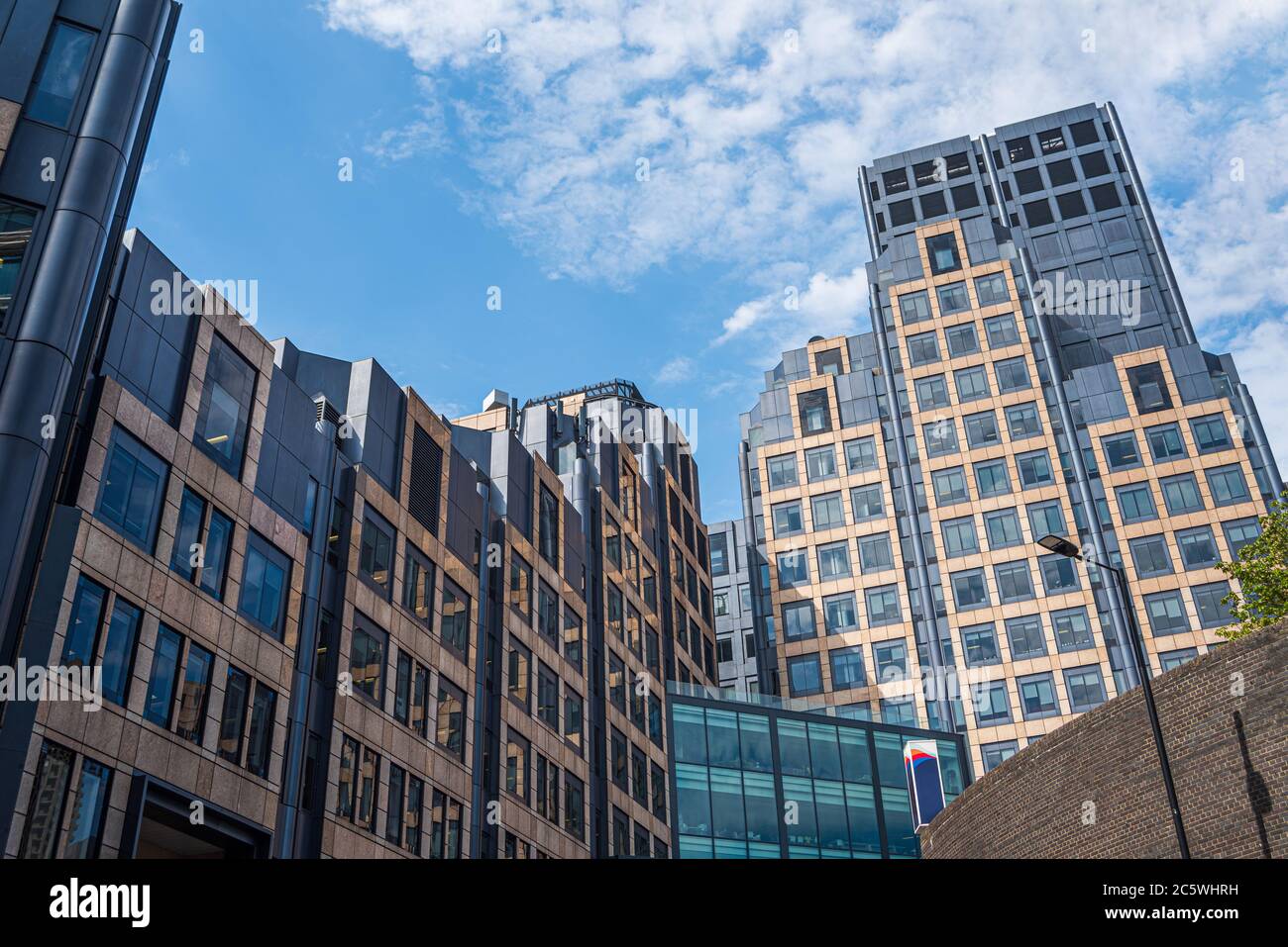 Wolkenkratzer und Bürogebäude im Zentrum von London, bei sonnigem Wetter Stockfoto