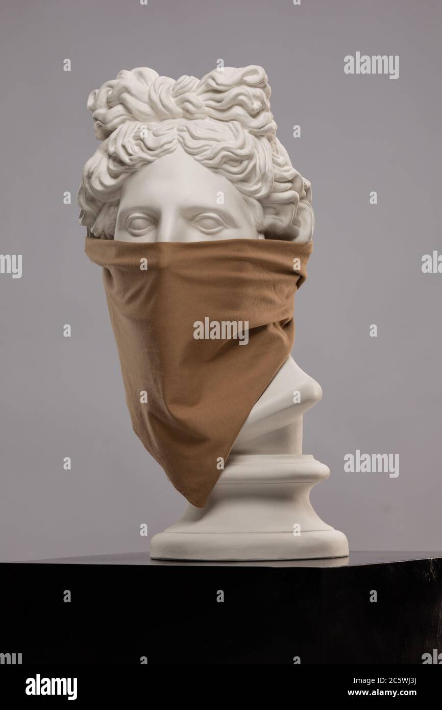 Weiße Gipsstatue einer Büste von Apollo Belvedere in einem Kopftuch, das sein Gesicht bedeckt Stockfoto