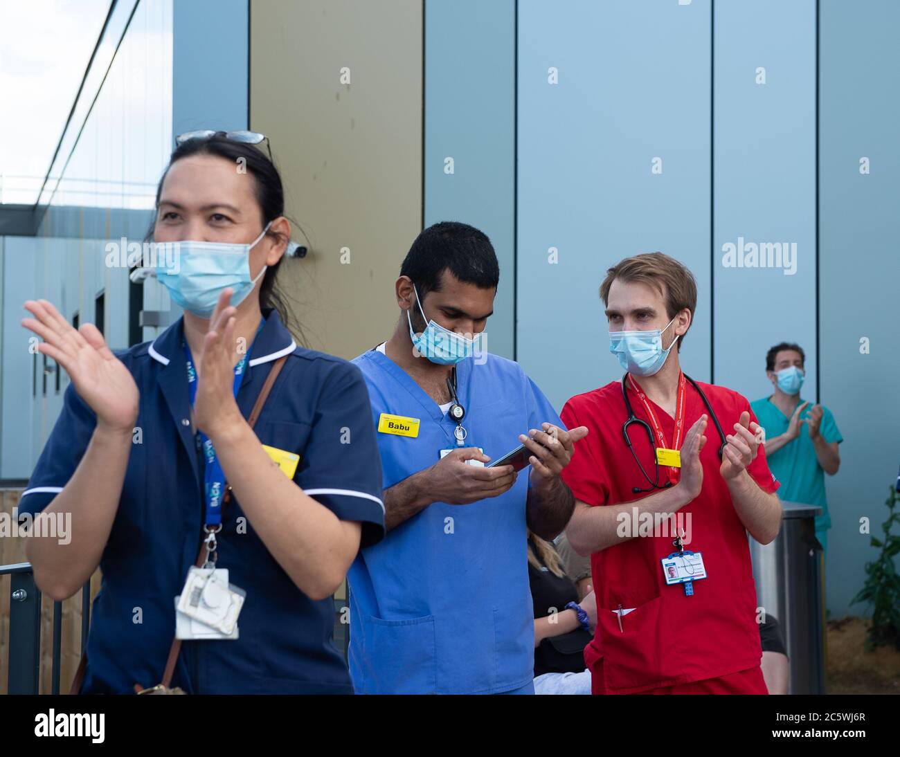 Slough, Berkshire, Großbritannien. Juli 2020. Mitarbeiter des Wexham Park Hospital nahmen an diesem Abend am Clap für den NHS Teil, um den 72. Jahrestag des NHS zu feiern. Die Mitarbeiter des Wexham Park, Teil des NHS Frimley Health Foundation Trust, haben sich um Patienten mit Coronavirus Covid-19-Symptomen gekümmert. Quelle: Maureen McLean/Alamy Live News Stockfoto