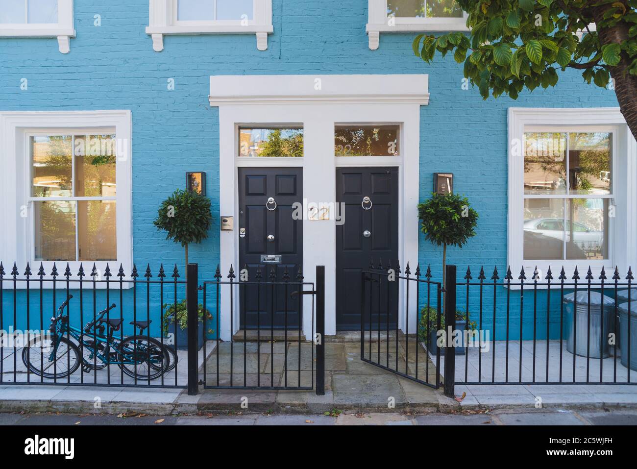 Eingangstür am Eingang façade zum Londoner Mietshaus Haus Stockfoto