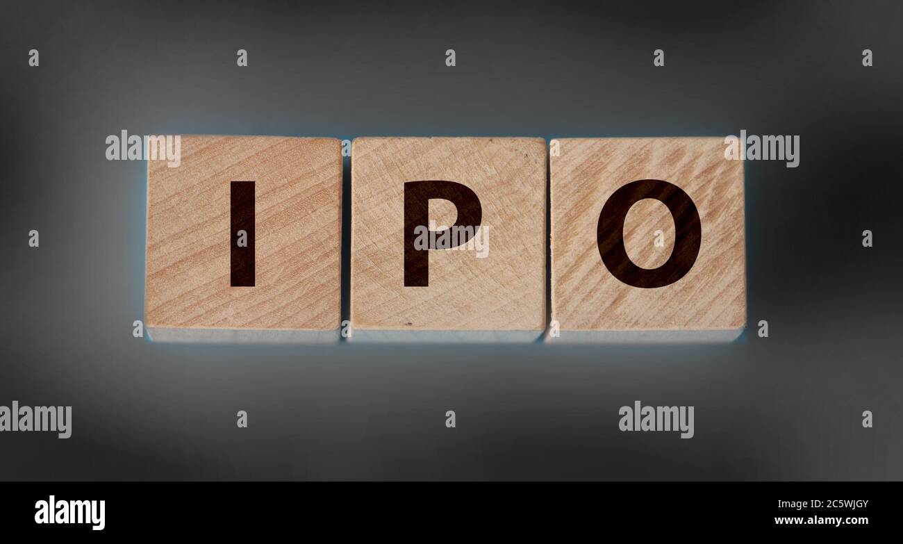 IPO, Börsengang für Unternehmen zu kaufen und zu verkaufen an der Börse, Holzwürfelblock mit Alphabet Gebäude das Wort IPO auf Holztisch, dunkel Stockfoto