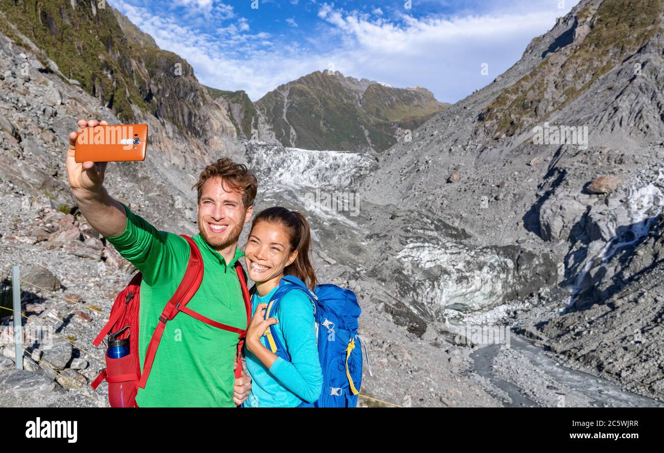 Selfie-Paar nimmt Handy-Selbstportrait auf Neuseeland von Franz Josef-Gletscher Stockfoto