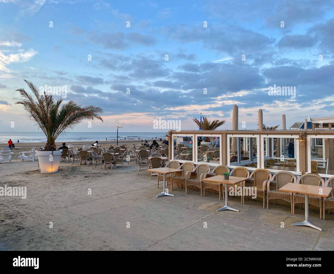 Zandvoort, Niederlande - Oktober 5,2019: Sonnenuntergang am Strand von Zandvoort. Es ist ein beliebter Strand Ziel in der Nähe zu Amsterdam, mit sauberem San Stockfoto