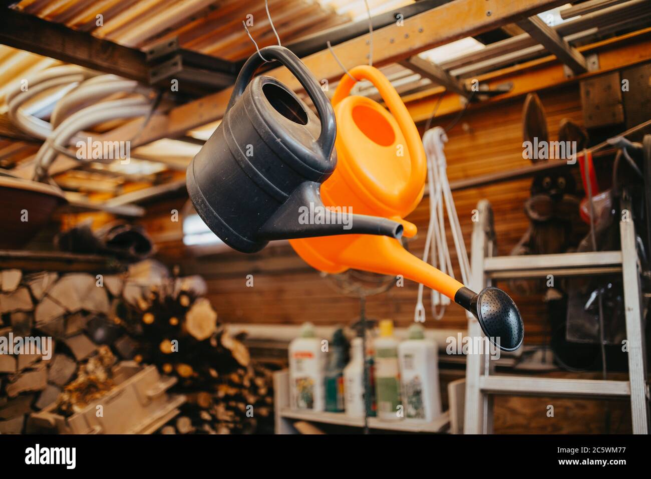 Zwei Gießkannen in einem Gartenschuppen Stockfoto
