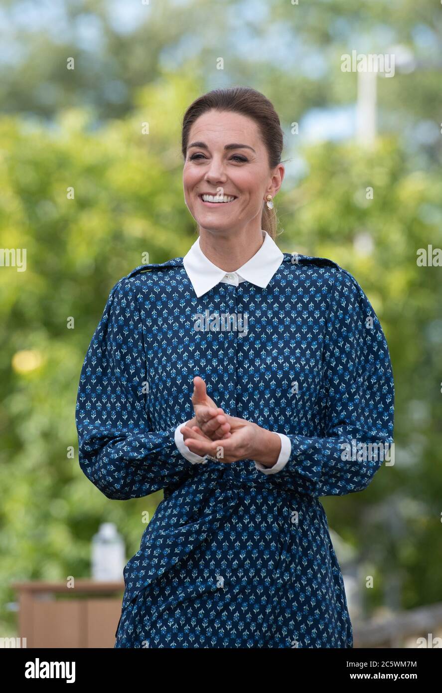 Die Herzogin von Cambridge wendet Handdesinfektionsmittel während eines Besuchs im Queen Elizabeth Hospital in King's Lynn im Rahmen der NHS-Geburtstagsfeier an. Stockfoto