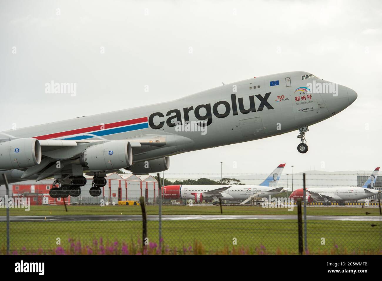 Prestwick, Schottland, Großbritannien. Juli 2020. Im Bild: Cargolux Boeing 747-8R7F Jumbo Jet Air Frachter (reg LX-VCJ) gesehen, wie er auf einer sehr nassen und windigen Landebahn vom Glasgow Prestwick International Airport nach Luxemburg mit einer Nutzlast von Luftfracht abfliegt. Quelle: Colin Fisher/Alamy Live News Stockfoto