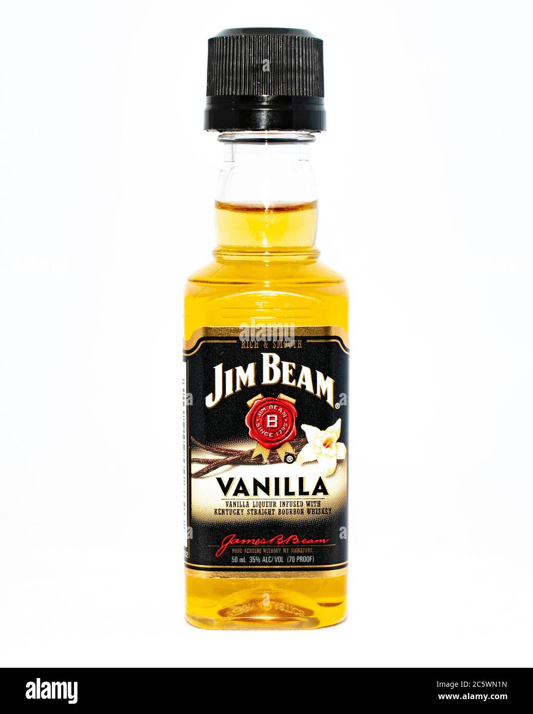 Eine Miniaturflasche von Jim Beam Vanilla, einem Vanillelikör, der mit Kentucky Straight Bourbon Whiskey auf Weiß isoliert ist Stockfoto