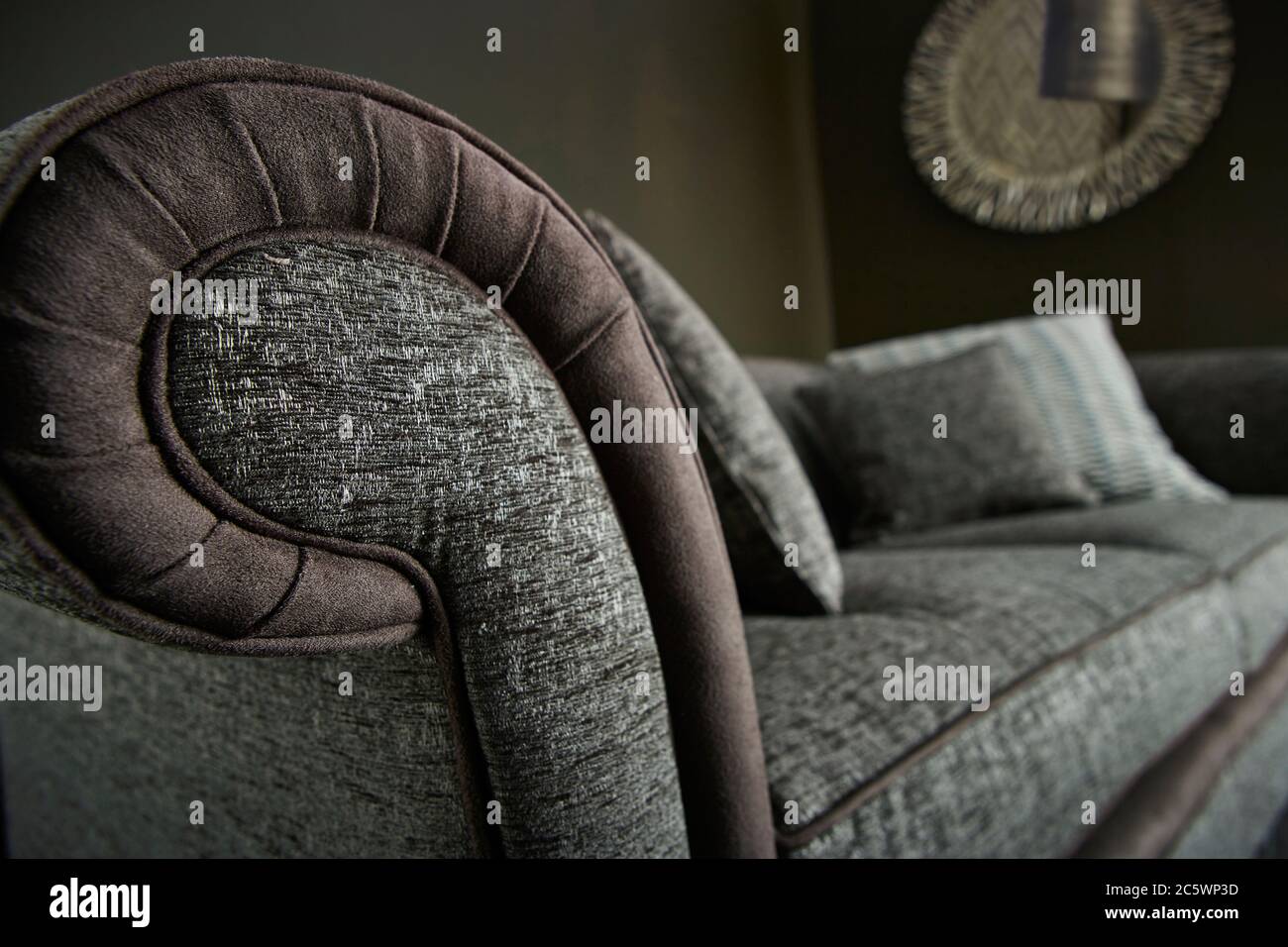 Nahaufnahme des Designers und der komfortablen Couch im Wohnzimmer Stockfoto