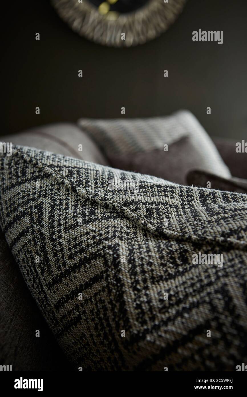 Nahaufnahme von Kissen mit geometrischem Muster auf einer bequemen Couch im Wohnzimmer Stockfoto