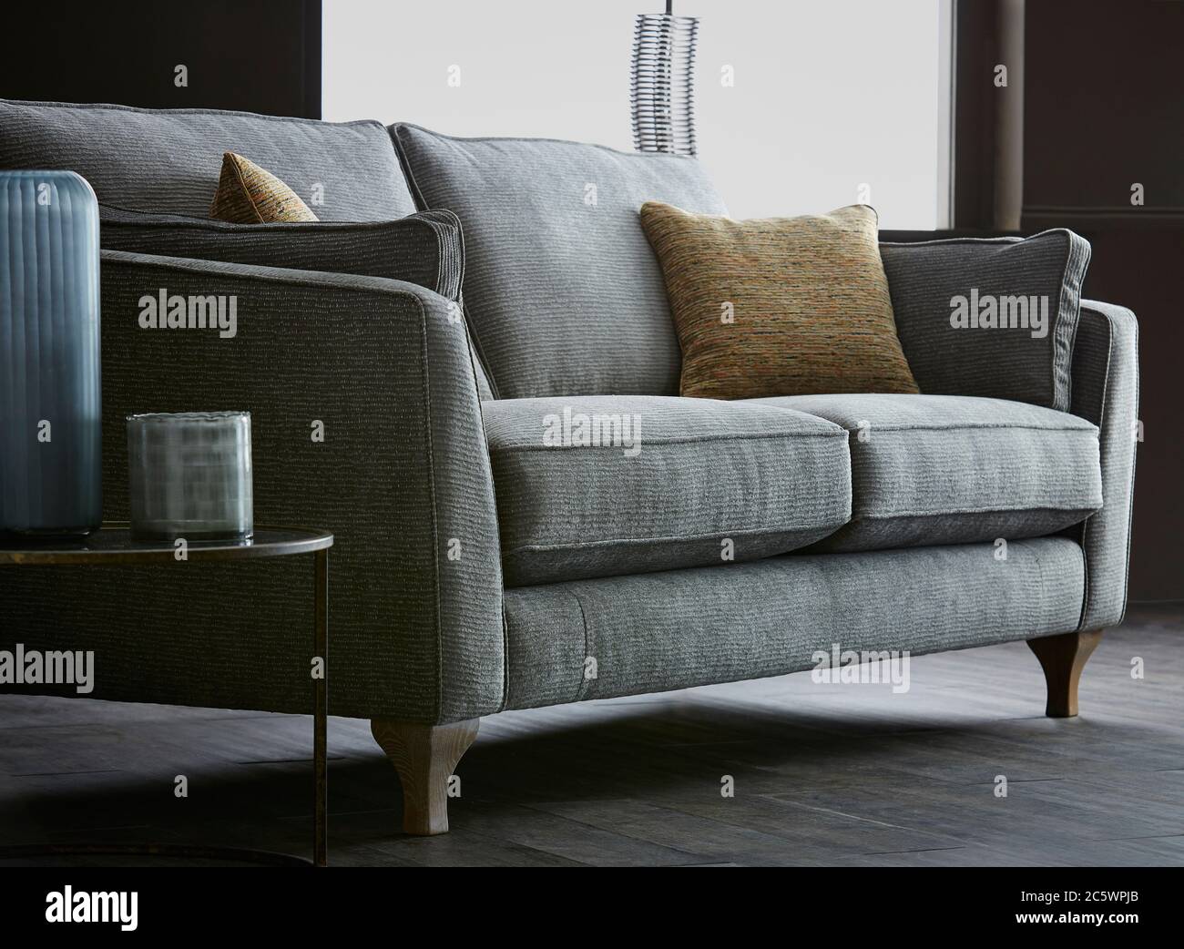 Aufnahme einer bequemen Couch mit Kissen im Wohnzimmer Stockfoto