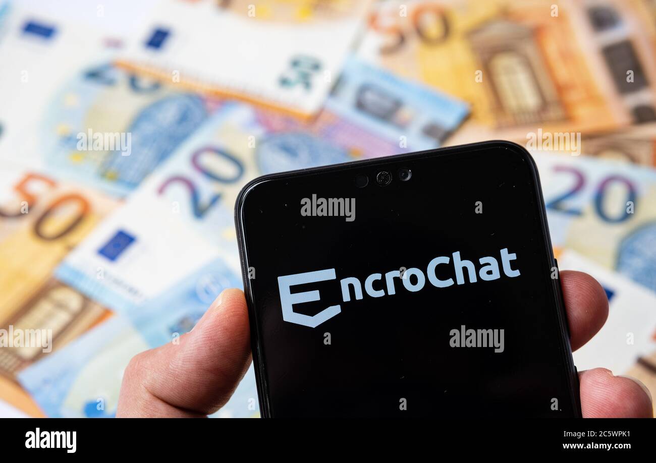 Stone / UK - 5. Juli 2020: EncroChat Logo auf dem Smartphone und verbreiten Haufen von Euro. Selektiver Fokus. Stockfoto