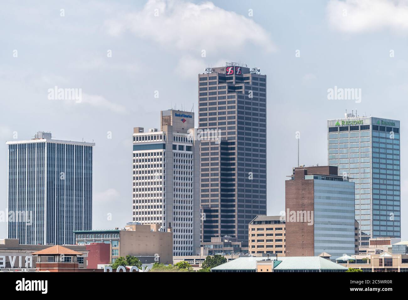 Little Rock, USA - 4. Juni 2019: Hauptstadt in Arkansas Stadtbild mit Schildern für Unternehmen Unternehmen Banken Turm Wolkenkratzer Stockfoto