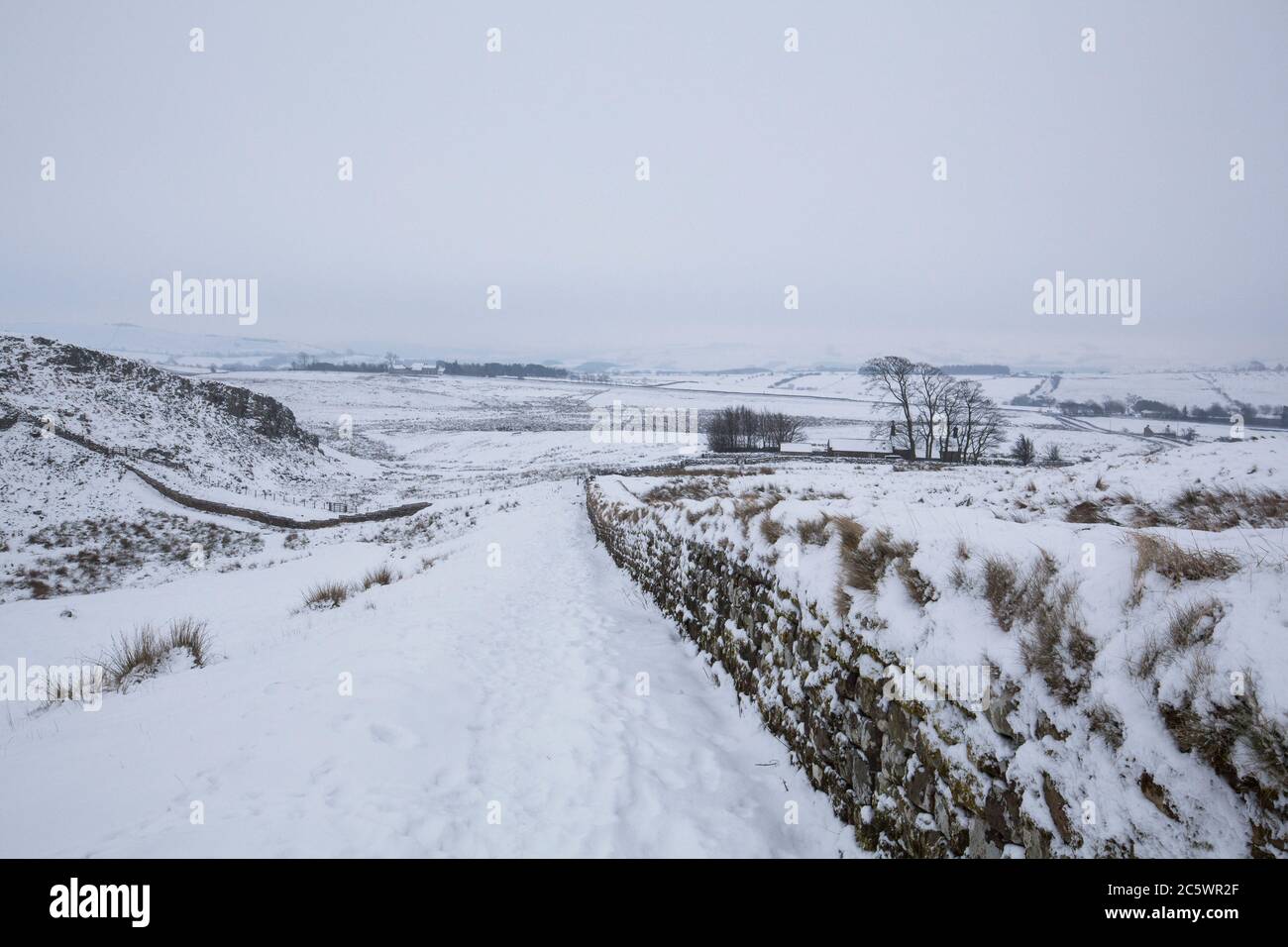 Schneebedeckte Hadrianmauer in der Nähe von Hexham im Northumberland National Park, England Stockfoto