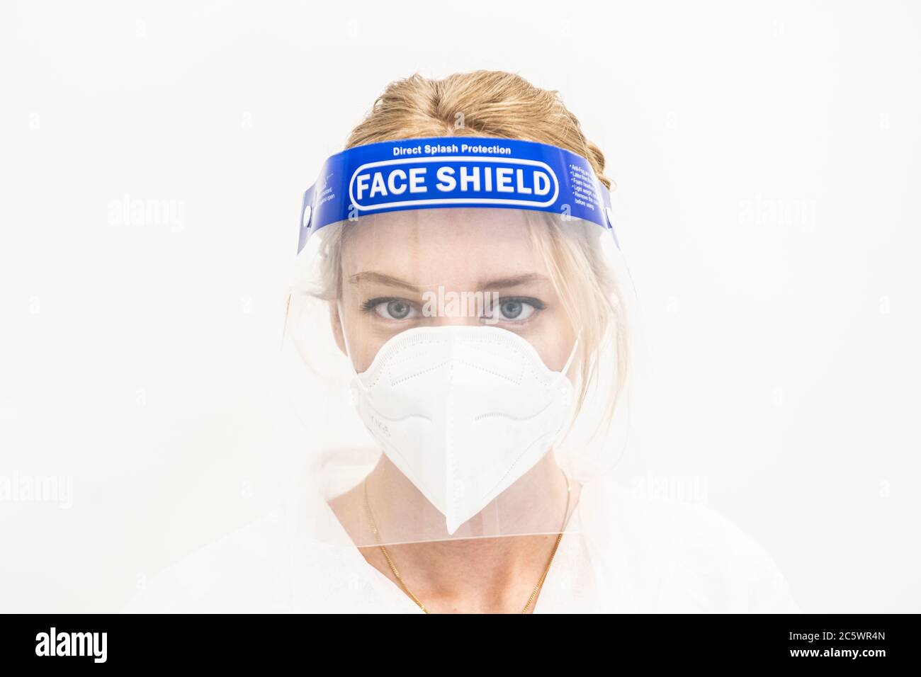 Ein Porträt einer Krankenschwester, die vollständige PSA, Gesichtsbedeckung und Gesichtsmaske trägt Stockfoto