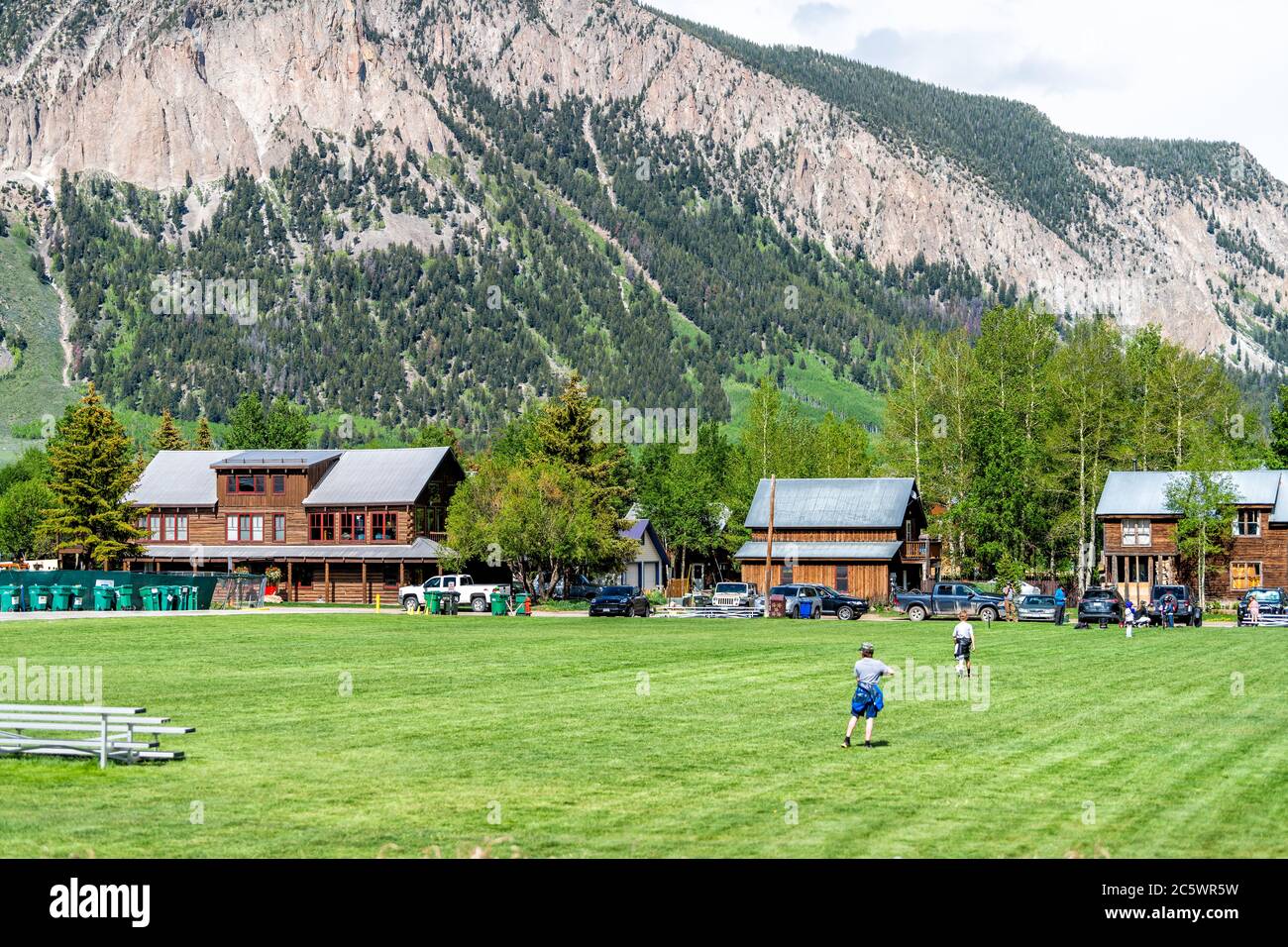 Mount Crested Butte, USA - 20. Juni 2019: Colorado Dorf im Sommer mit Stadtpark und Menschen Fußball-Fußball-Sport auf dem Rasen in Downto Stockfoto