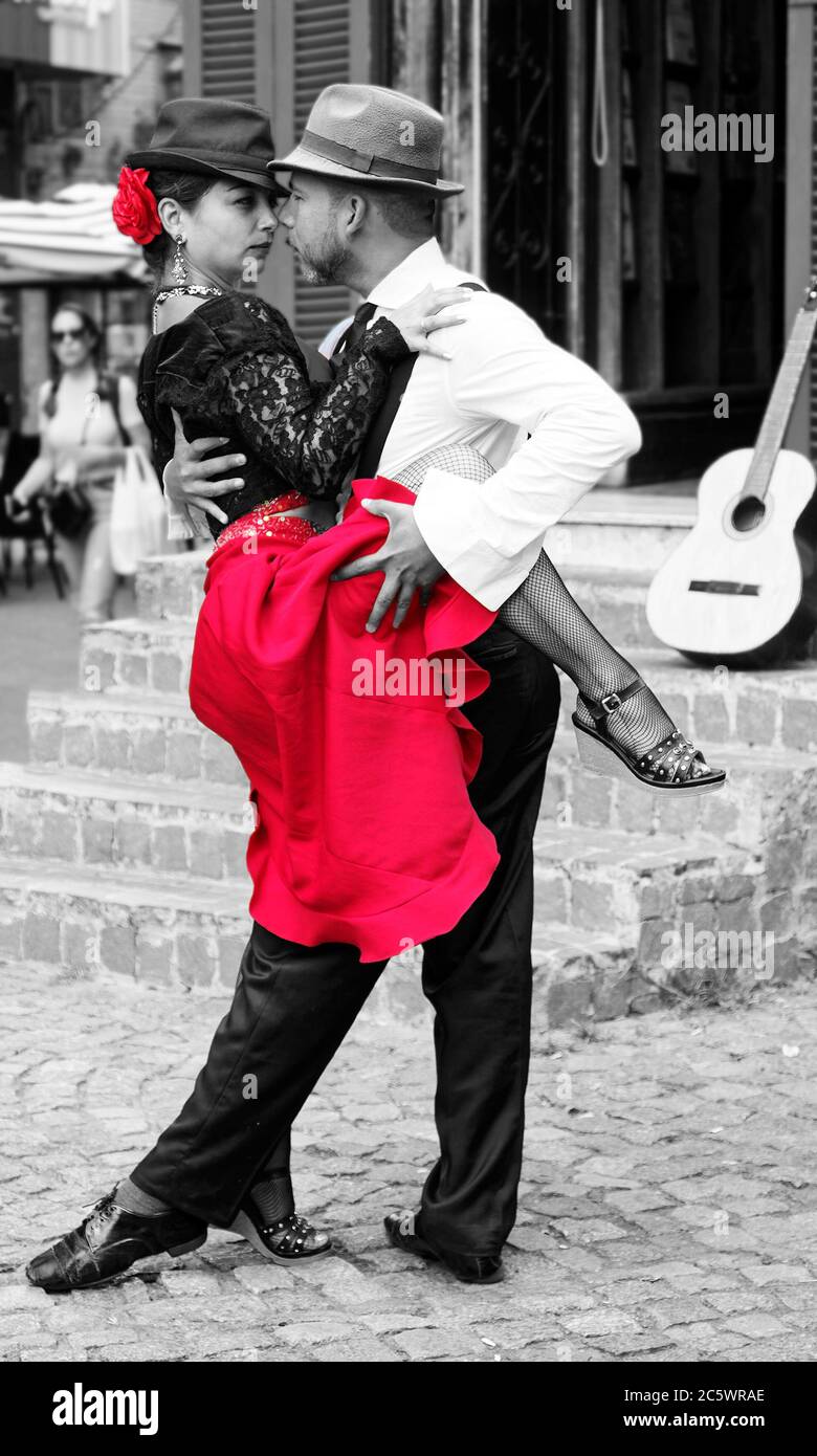 tango-Tänzer; selektive Farbe rot, Frau, Mann, bunt, rotes Kleid, Street Entertainer, Geschicklichkeit, Talent, La Boca Bezirk; Südamerika; Buenos Aires Stockfoto