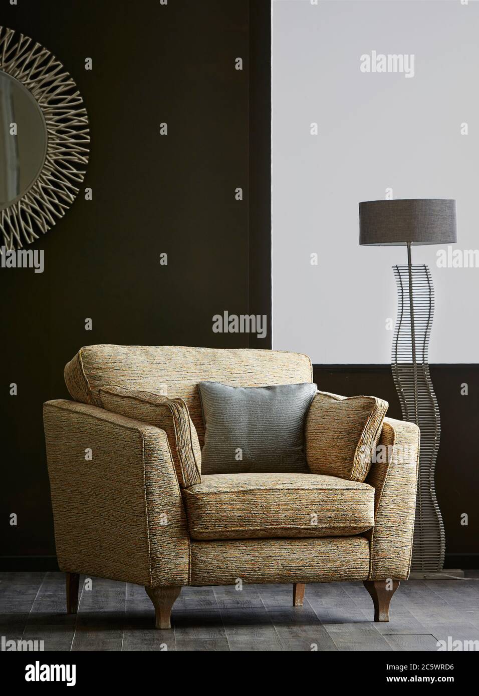 Aufnahme eines bequemen Sessels mit Kissen im Wohnzimmer Stockfoto