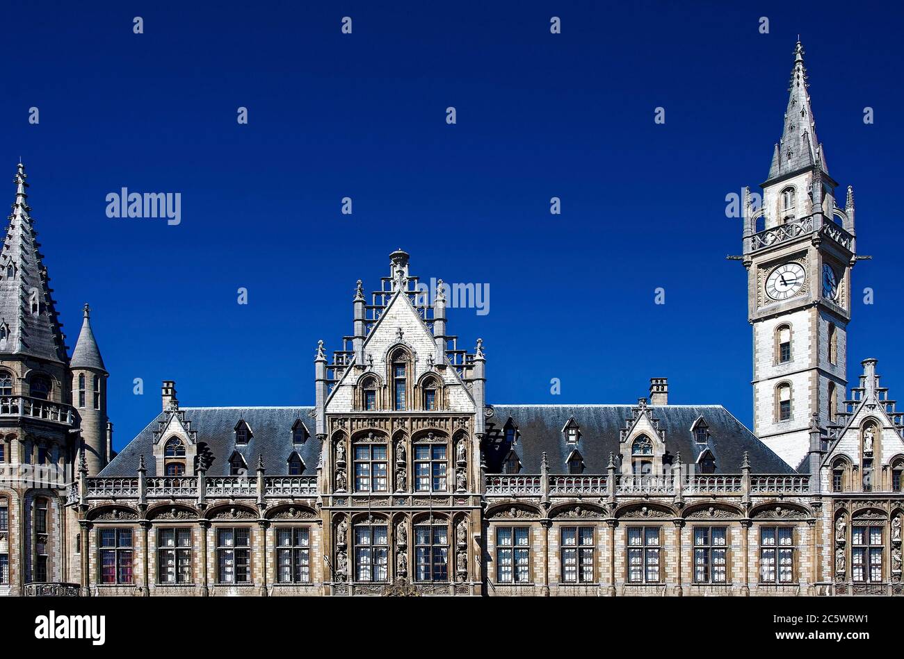 Kunstvoll verziertes ehemaliges Postamt, 1898-1910, viele Fenster, Statuen, Wappen, Uhrenturm, altes Steingebäude, jetzt Luxushotel, Flandern, Europa, Ghen Stockfoto