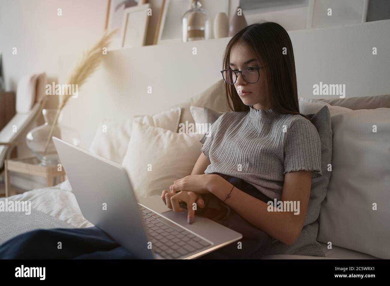 Teenager Macht Hausaufgaben Im Schlafzimmer Stockfotos Und Bilder Kaufen Alamy