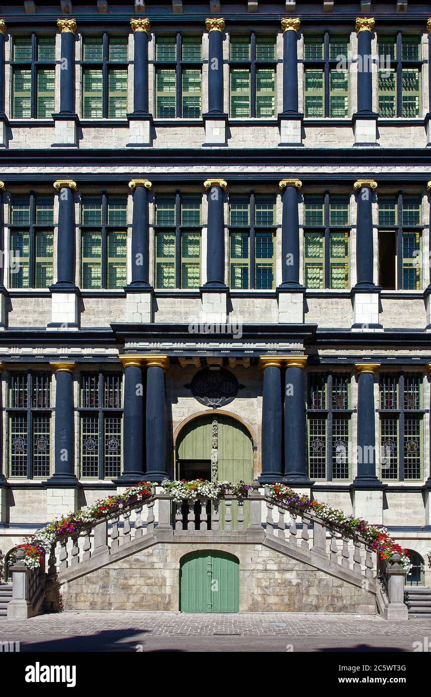 Rathaus, Stadhuis; Renaissance-Fassade, 17. Jahrhundert, viele Fenster, schwarze Säulen, gewölbte Türen, zweiseitige Stufen, Blumen auf Steingeländer, Flander Stockfoto