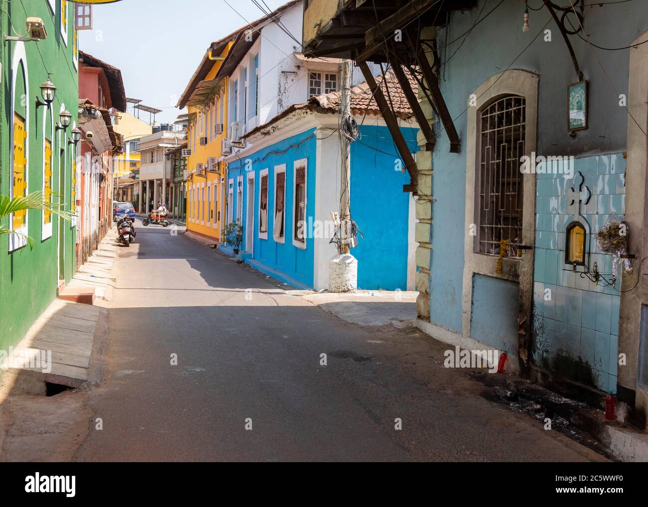 Reihe von Häusern im Kolonialstil in einer schmalen Straße des Altinho Quarter von Panaji, Goa, Indien. Stockfoto