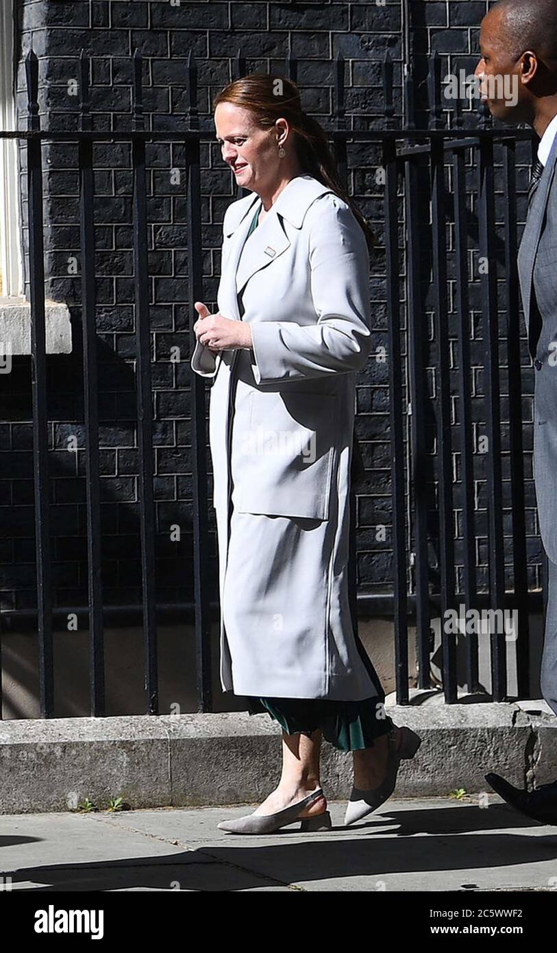 Menschen, darunter Krankenschwester Jenny McGee, die sich um Premierminister Boris Johnson kümmerte, während er im Krankenhaus unter Covid-19 litt, kamen in der Downing Street 10 in London an, um an einem Empfang im Rahmen der NHS-Geburtstagsfeiern teilzunehmen, um den 72. Geburtstag des NHS zu begrüßen. Stockfoto