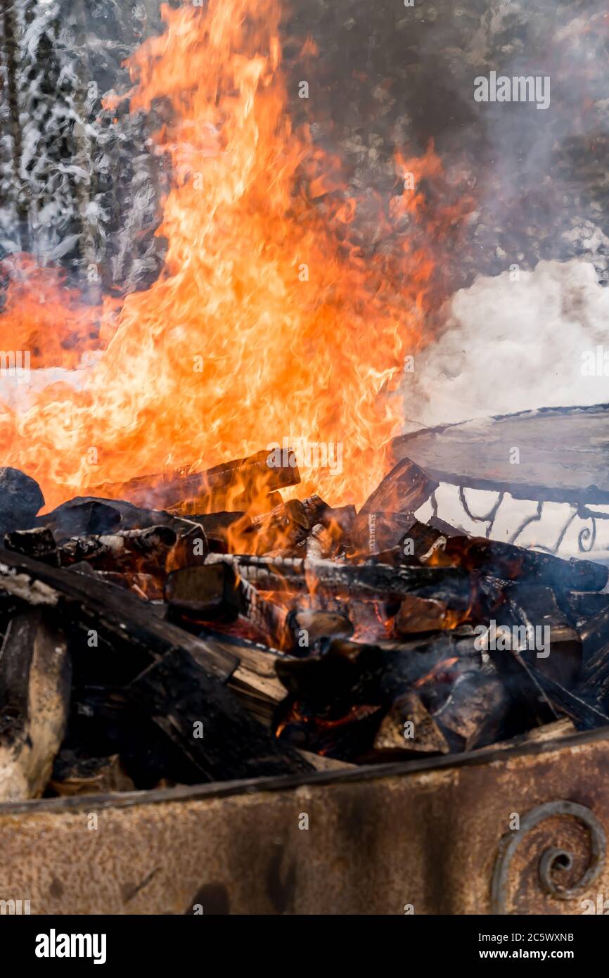 Riesiges Lagerfeuer in der Nähe Stockfoto