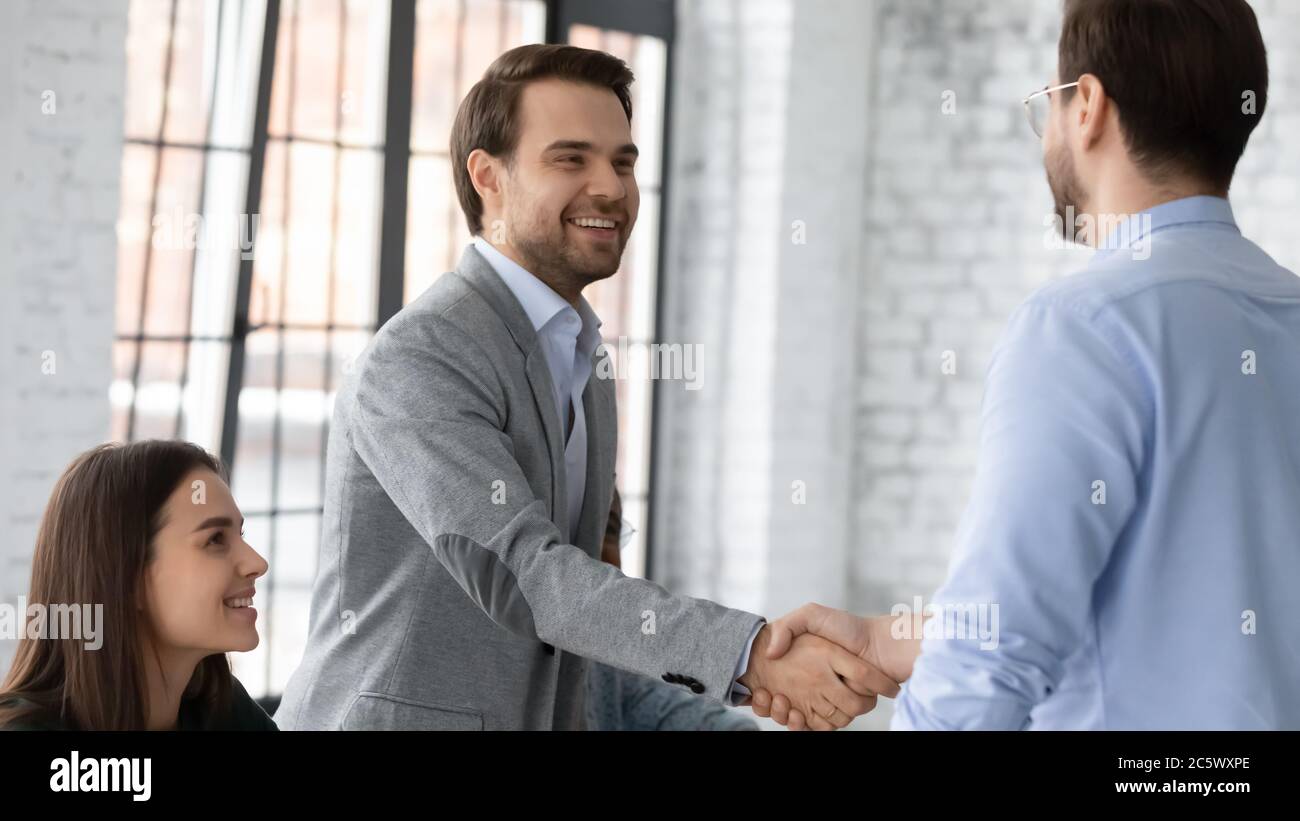 Chef begrüßt Investor während Business formal Meeting im Büro Sitzungssaal Stockfoto