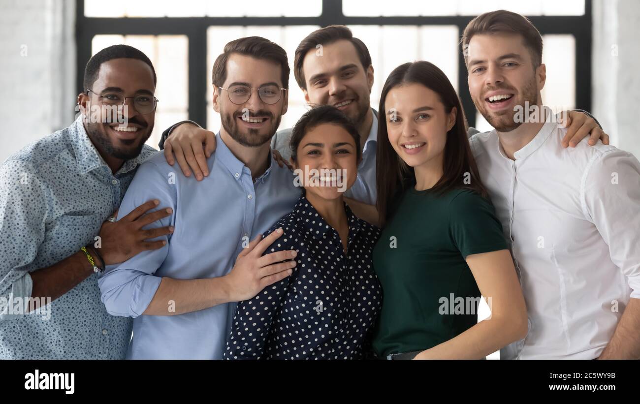 Portrait von verschiedenen multi ethnischen Unternehmen Mitarbeiter posieren für Kamera Stockfoto